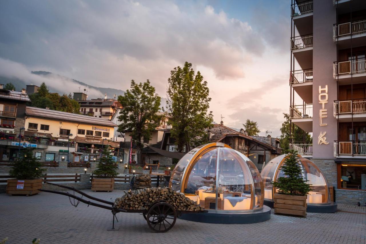 Hotel K2 – Iglo's op het plein bij zonsondergang, Sauze d'Oulx