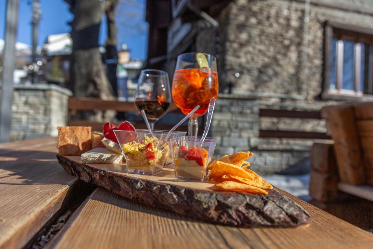 Hotel K2 – Aperitief buiten, Sauze d'Oulx