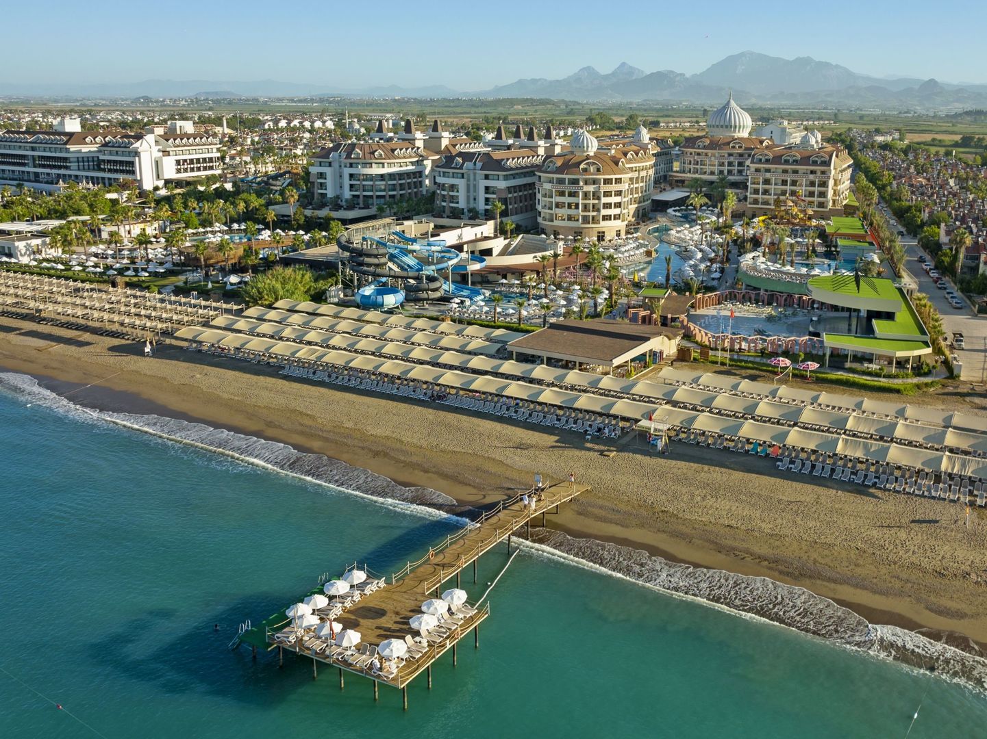 Kirman Belazur Resort & Spa – Strand met ligbedden, Bogazkent