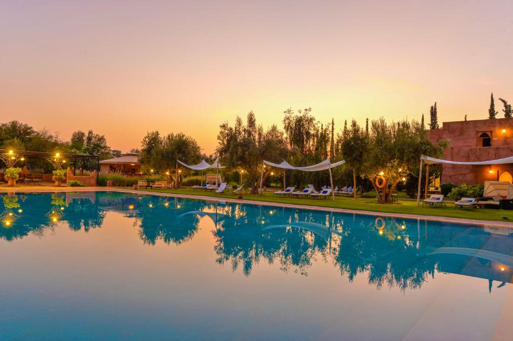 Les Jardins De Zyriab – Zwembad bij zonsondergang, Marrakech