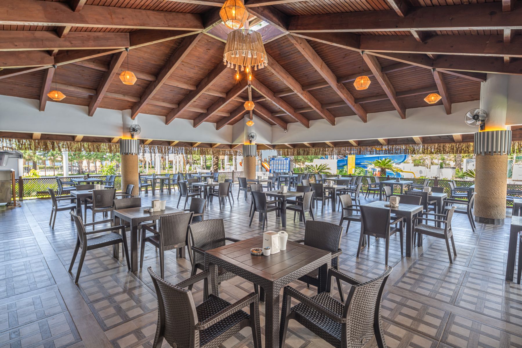 Holiday Park Resort – Terrasrestaurant, Okurcalar