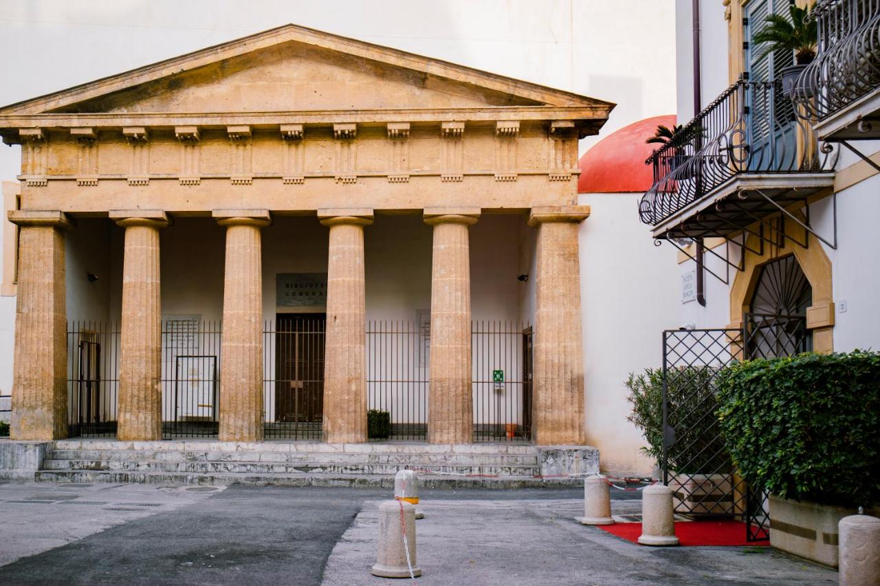 Palazzo Brunaccini – Klassieke zuilengevel, Palermo