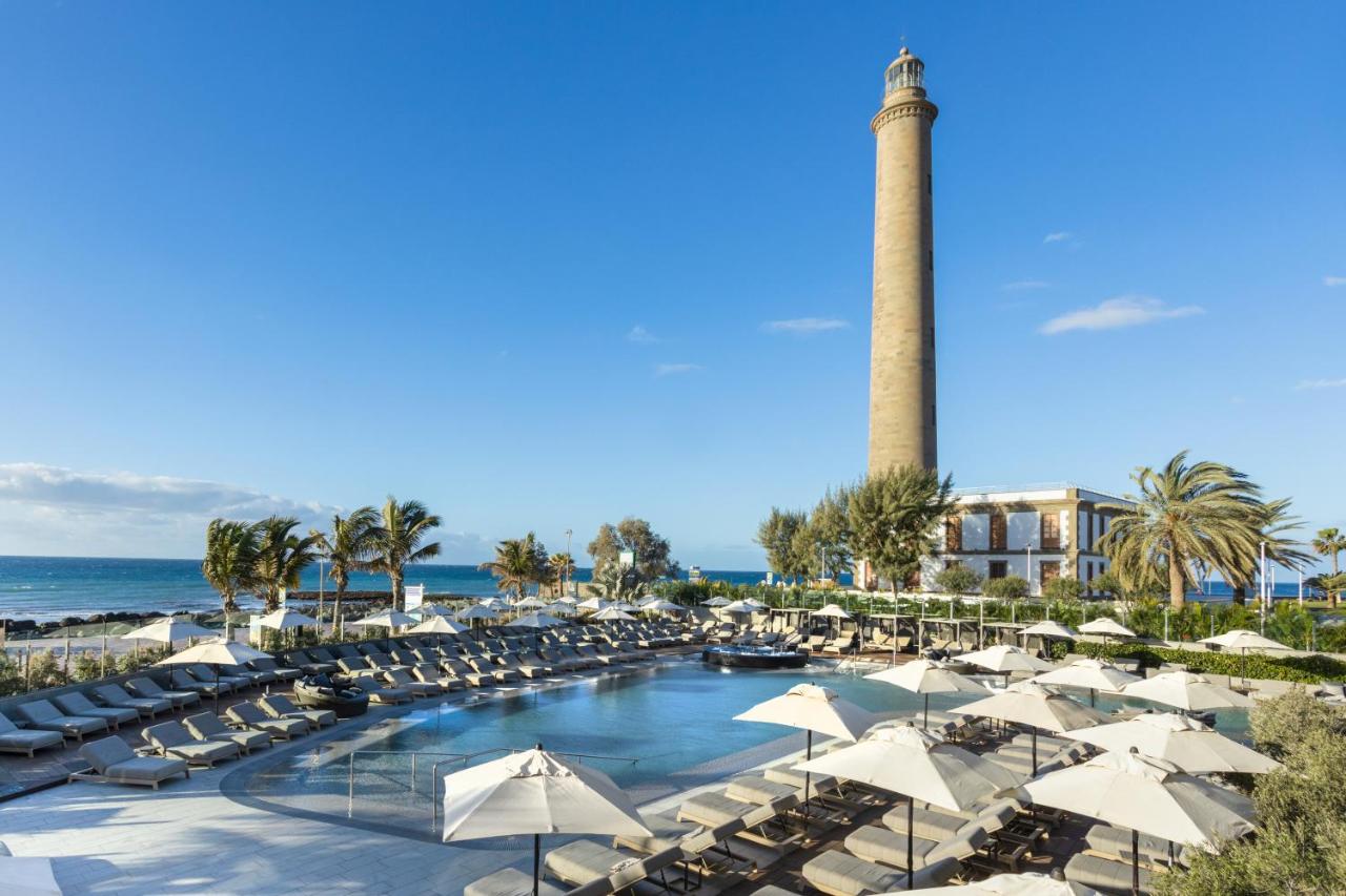 Hotel Faro, a Lopesan Collection Hotel – Zwembad met parasols, Meloneras