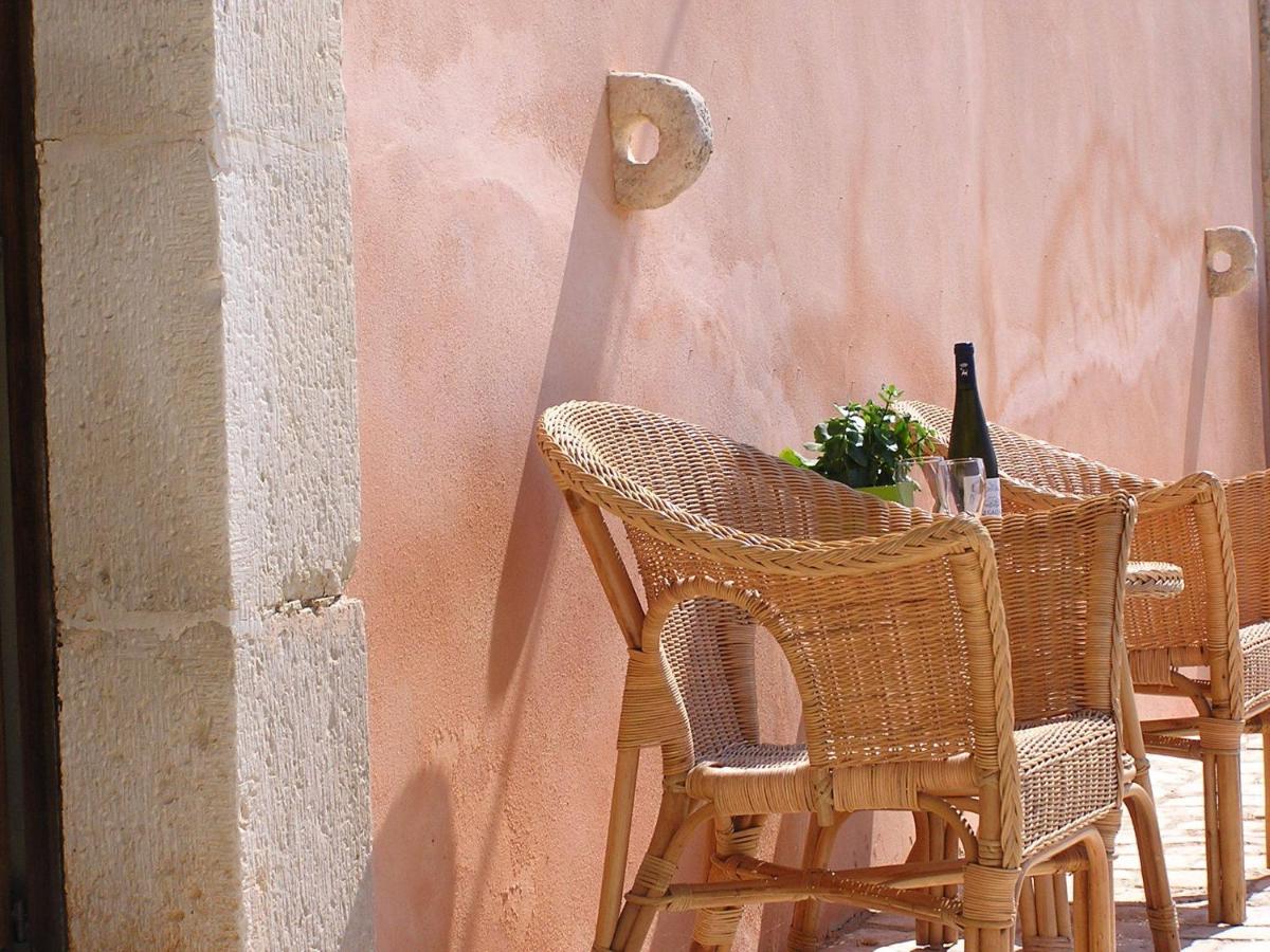 Villa Principe di Belmonte – Terras met rieten stoelen, Ispica