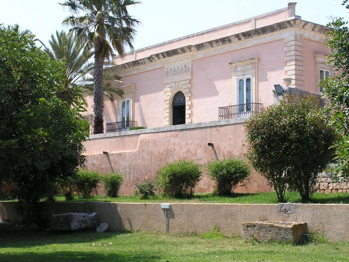 Villa Principe di Belmonte – Roze villa met tuin, Ispica
