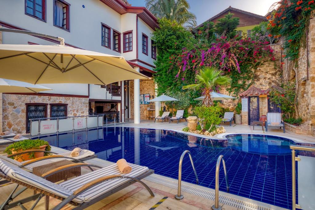 Dogan Hotel by Prana Hotels & Resorts – Zwembad tussen bloemen, Antalya