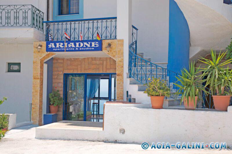 Ariadne Hotel – Ingang met bloempotten, Rethymnon
