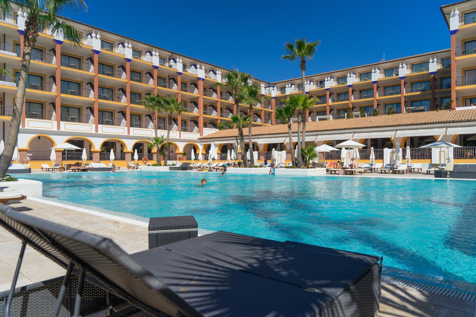 TUI Blue Isla Cristina Palace – Zwembad met ligbedden, Isla Cristina