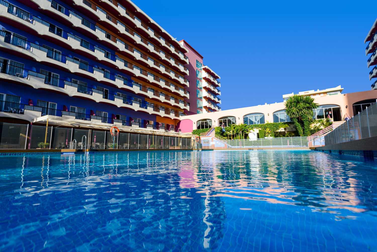 Hotel Monarque Fuengirola – Zwembad met hotelgevel, Fuengirola