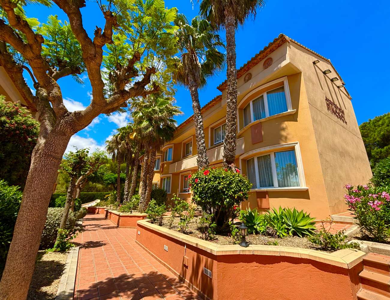 Aparthotel Pinosol – Gevel met palmen, Jávea/Xàbia
