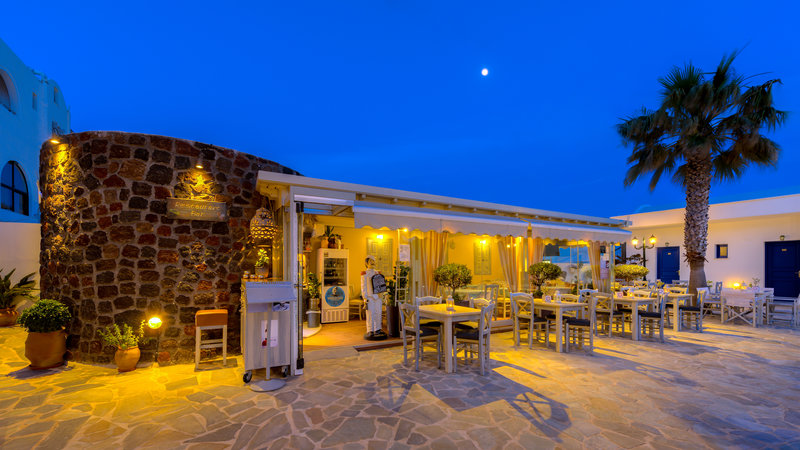 Hotel Mathios Village – Terras met verlichting, Akrotiri