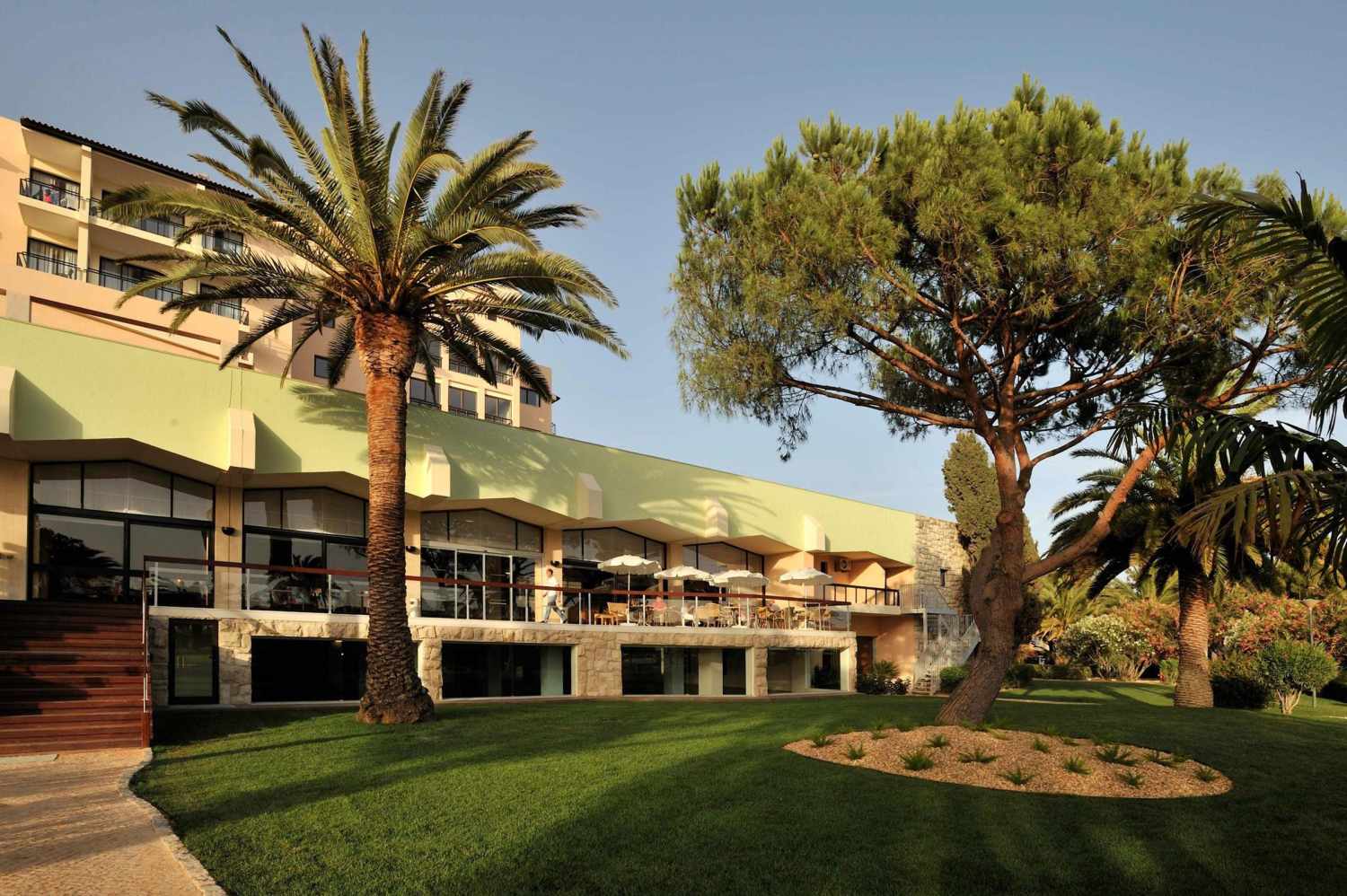 Pestana Dom João II – Tuin met palmen, Alvor