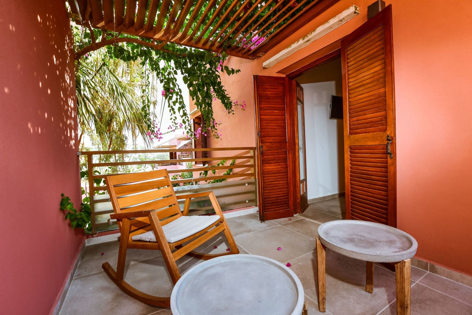 Anais Collection Hotels & Suites – Balkon met schommelstoel, Chrissi Akti