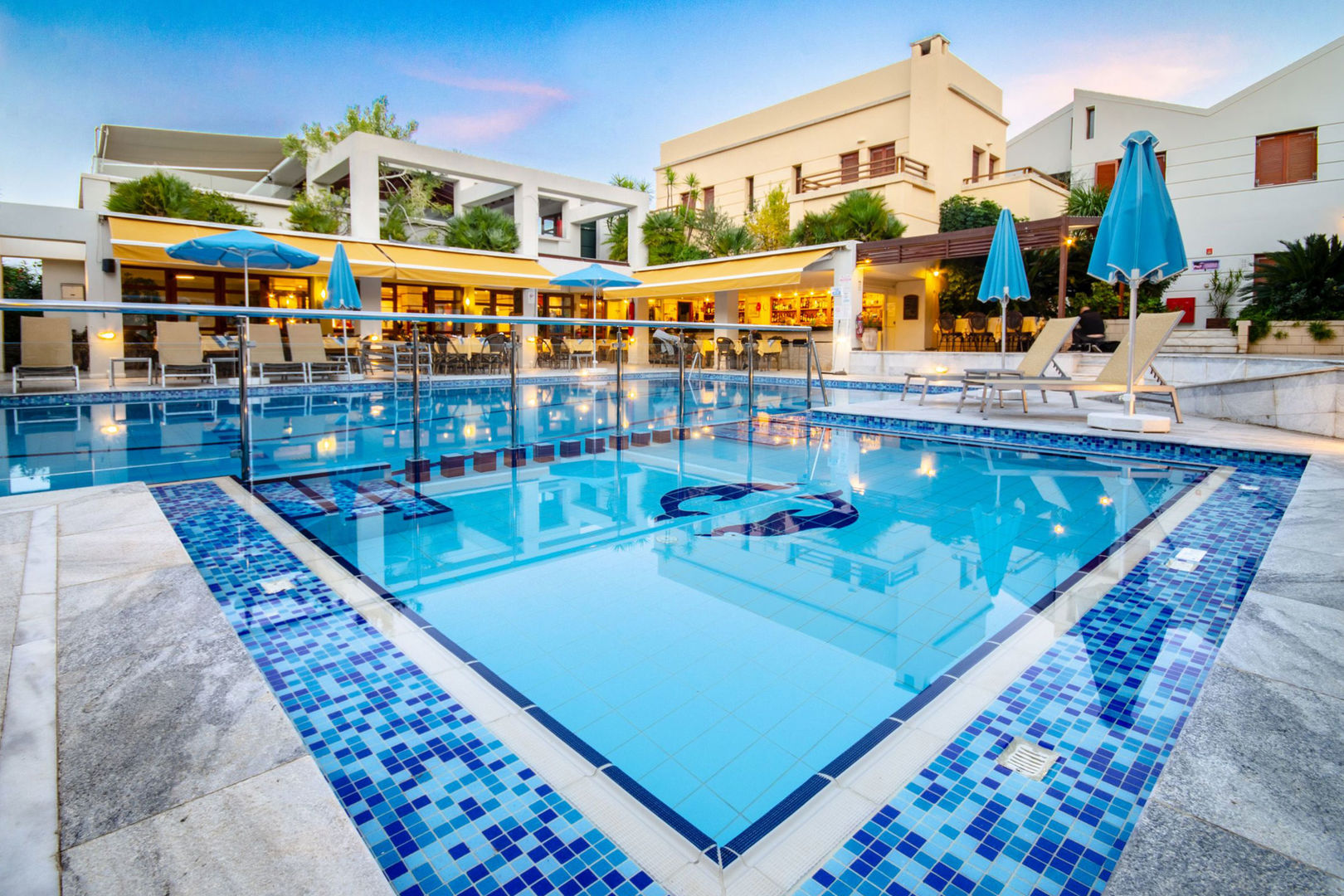 Anais Collection Hotels & Suites – Zwembad bij avond, Chrissi Akti
