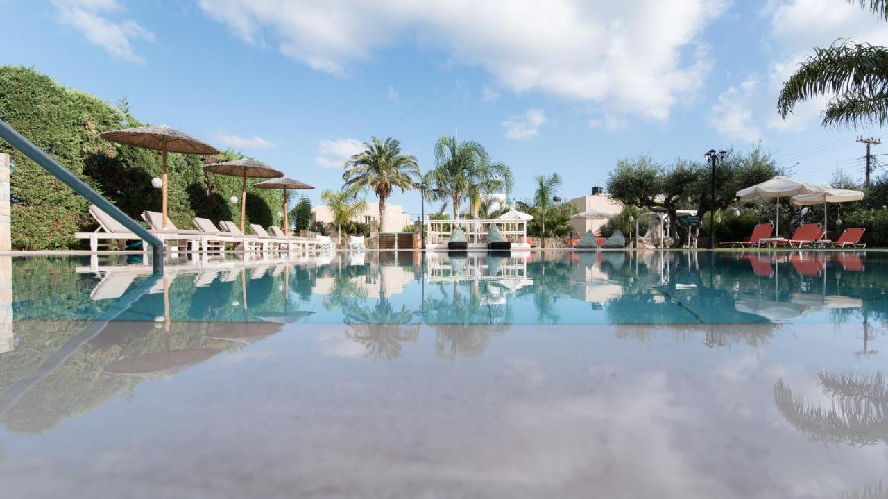 Mirage Studios – Zwembad met palmen, Malia