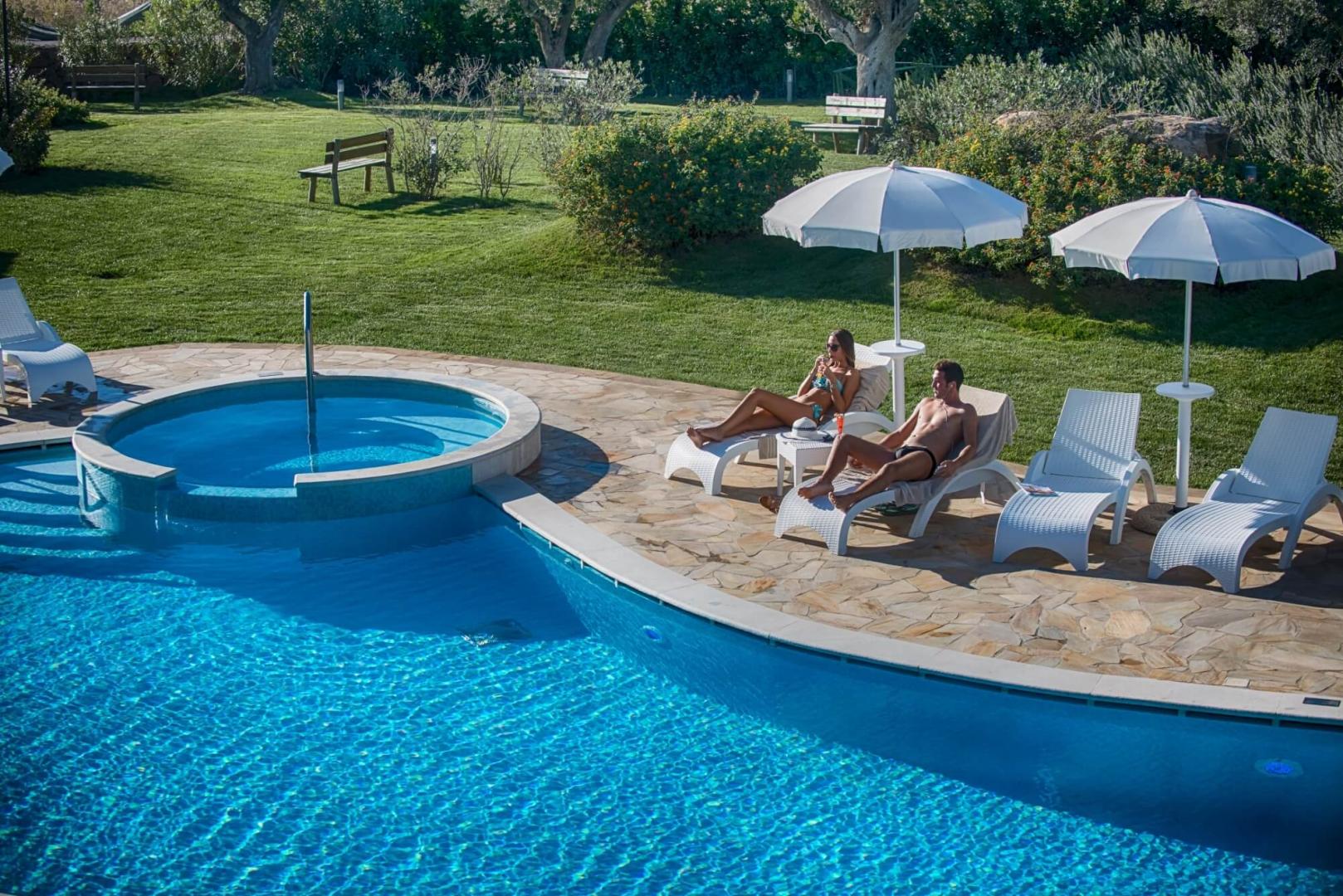 Lu Hotel – Zwembad met parasols, Carbonia