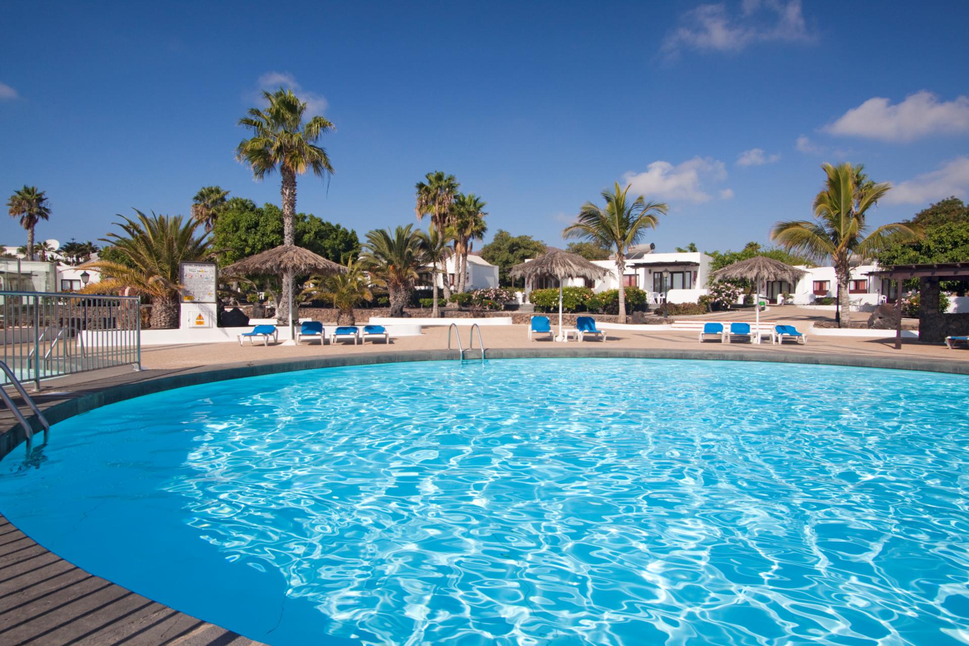 Bungalows Playa Limones – Zwembad met palmen, Playa Blanca