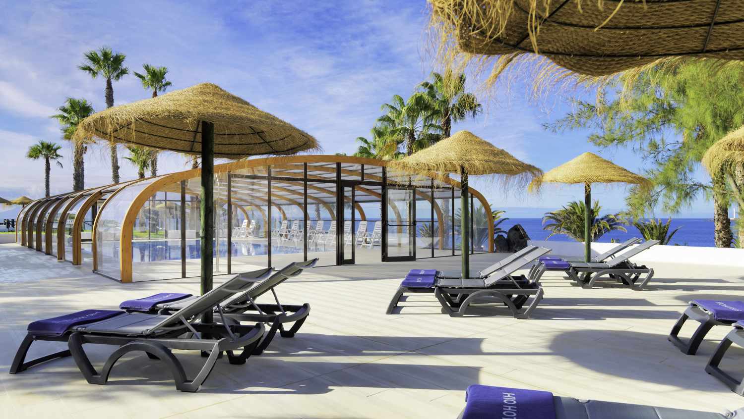H10 Timanfaya Palace – Ligbedden met parasols, Playa Blanca