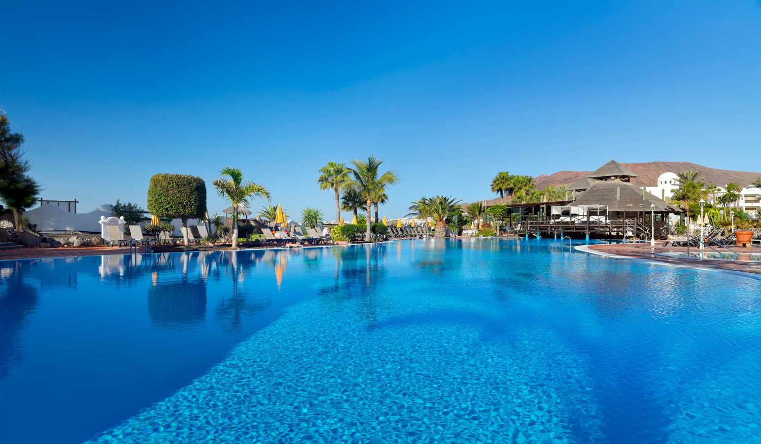 H10 Timanfaya Palace – Zwembad met palmen, Playa Blanca