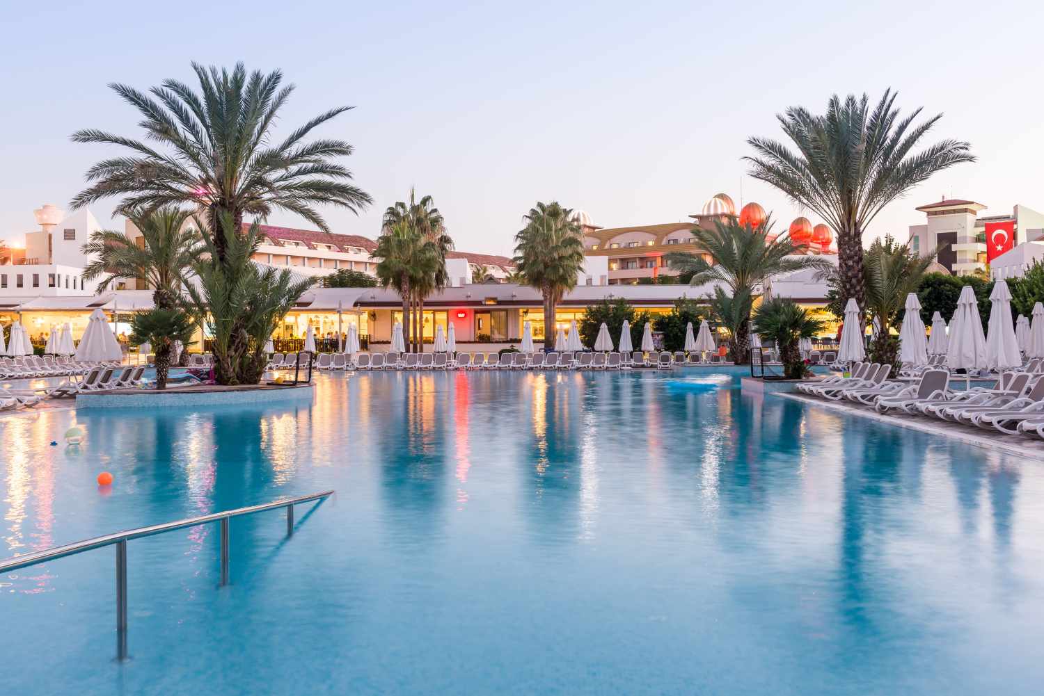 Barut B Suites – Zwembad bij zonsondergang, Side