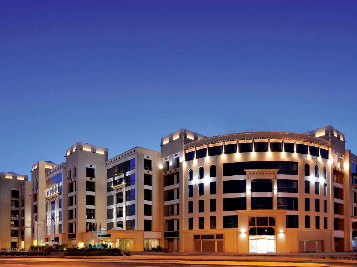 Mövenpick Hotel Appartementen Al Mamzar Dubai – Gevel bij avond, Dubai