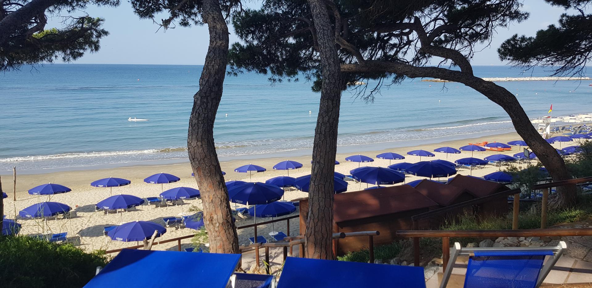 Il Pelagone Hotel & Golf Resort – Strand met parasols, Gavorrano