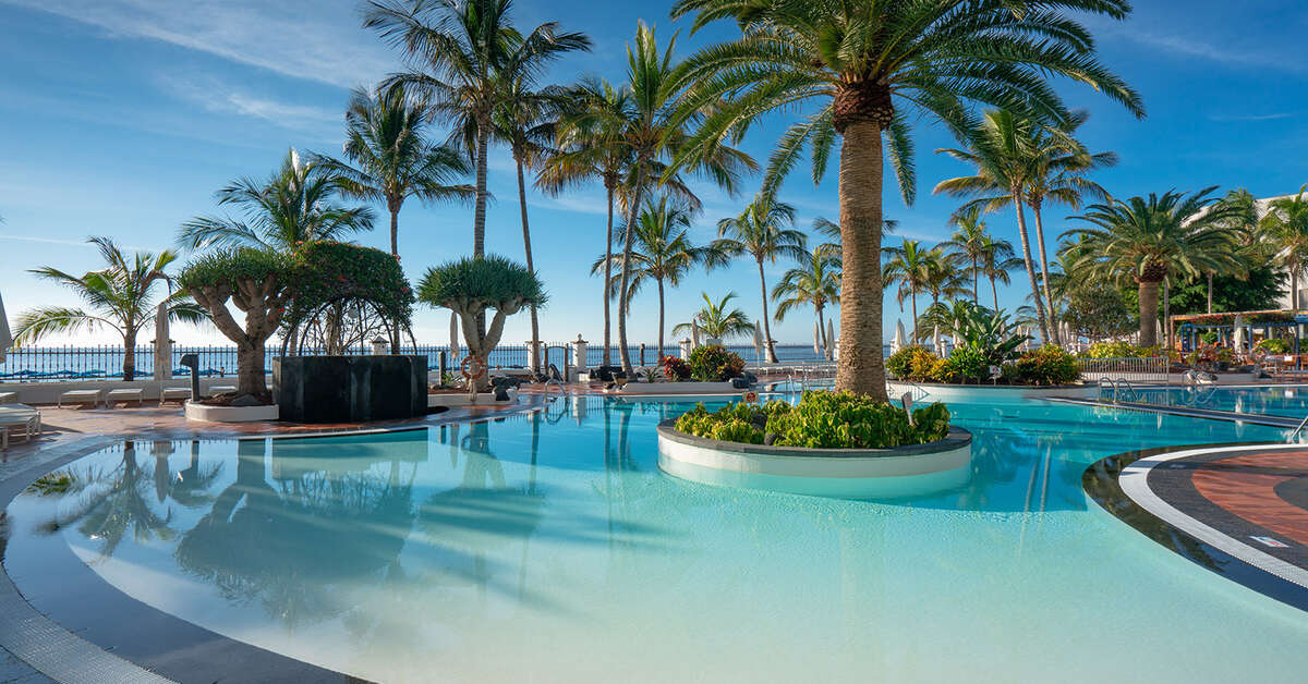 Plus Fariones Suite Hotel – Zwembad met palmen, Puerto del Carmen