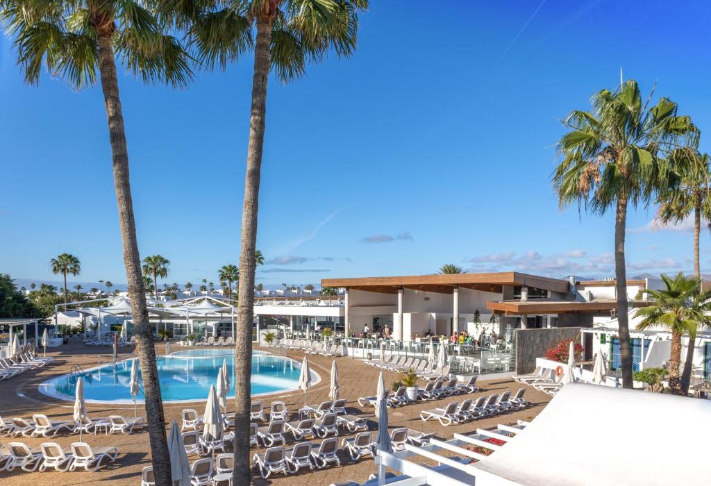 Hyde Park Lane – Zwembad tussen palmen, Puerto del Carmen