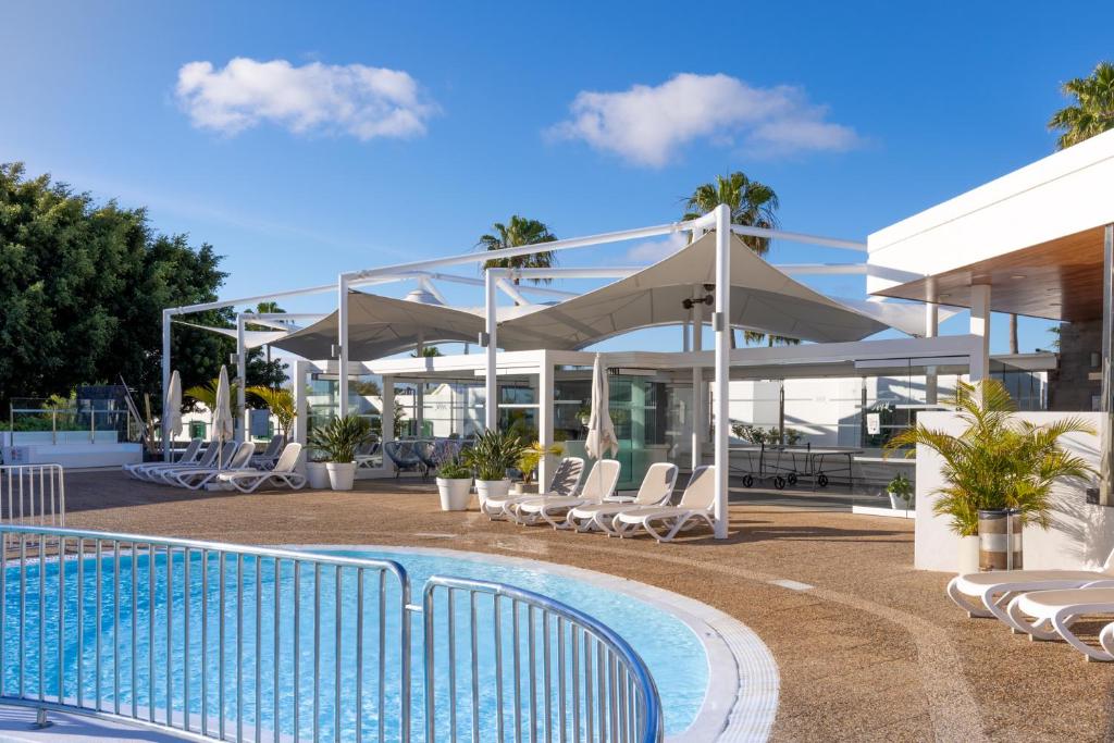 Hyde Park Lane – Ligbedden onder zonnedoek, Puerto del Carmen