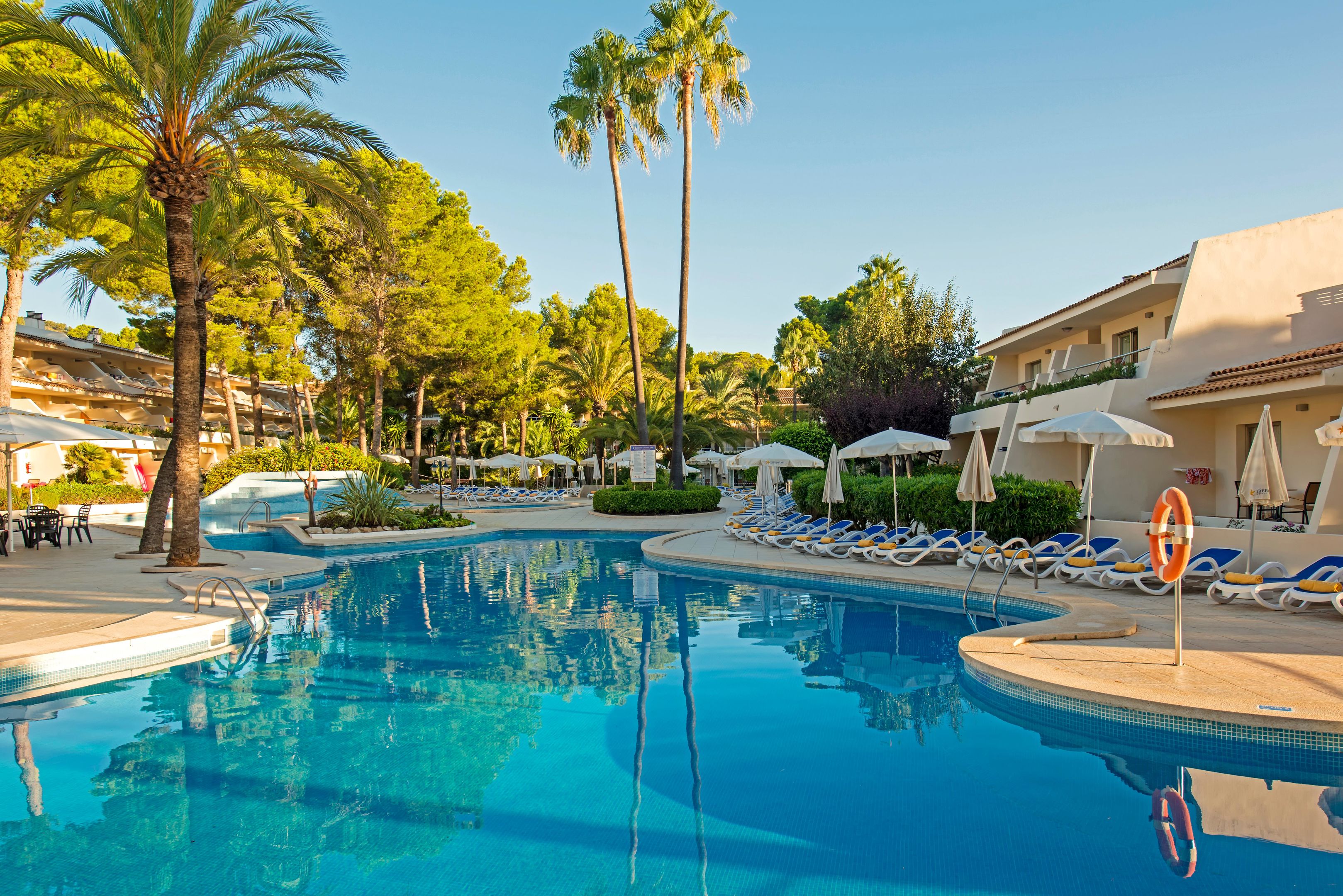 Iberostar Waves Pinos Park – Zwembad tussen bomen, Font de Sa Cala