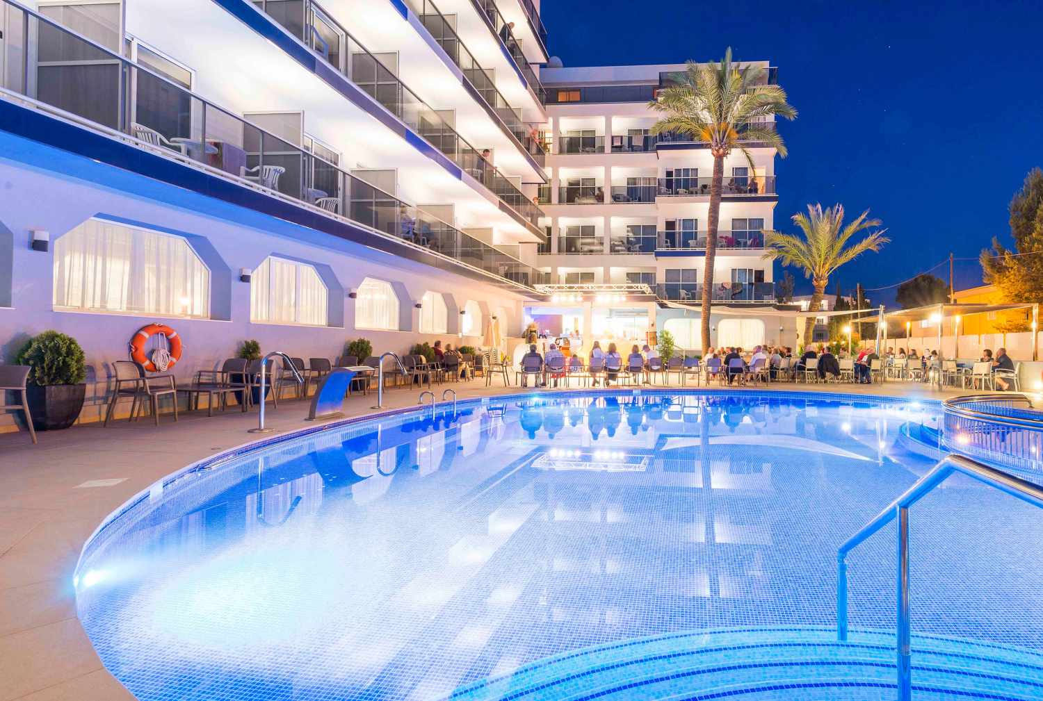 Hotel & Apartamentos Vista Park – Zwembad bij avond, Can Picafort