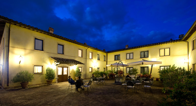Relais Dell'Olmo – Binnenplaats bij avond, Perugia