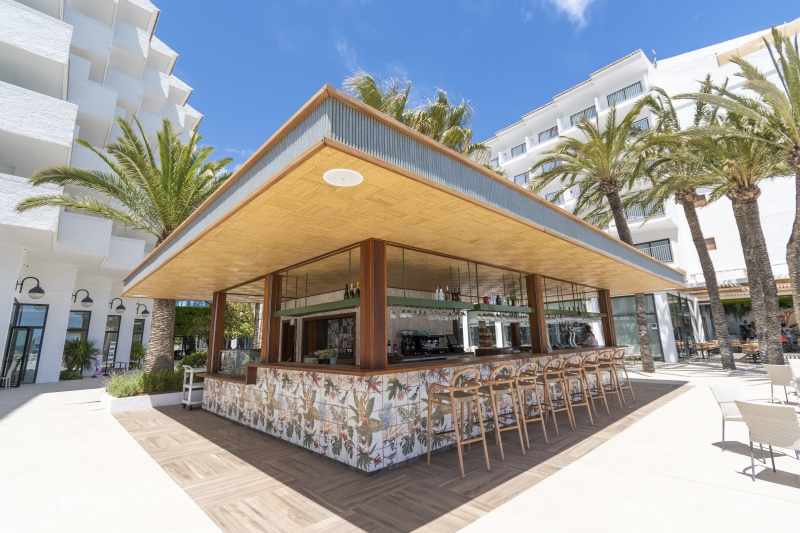 Cap Negret – Poolbar met palmen, Altea