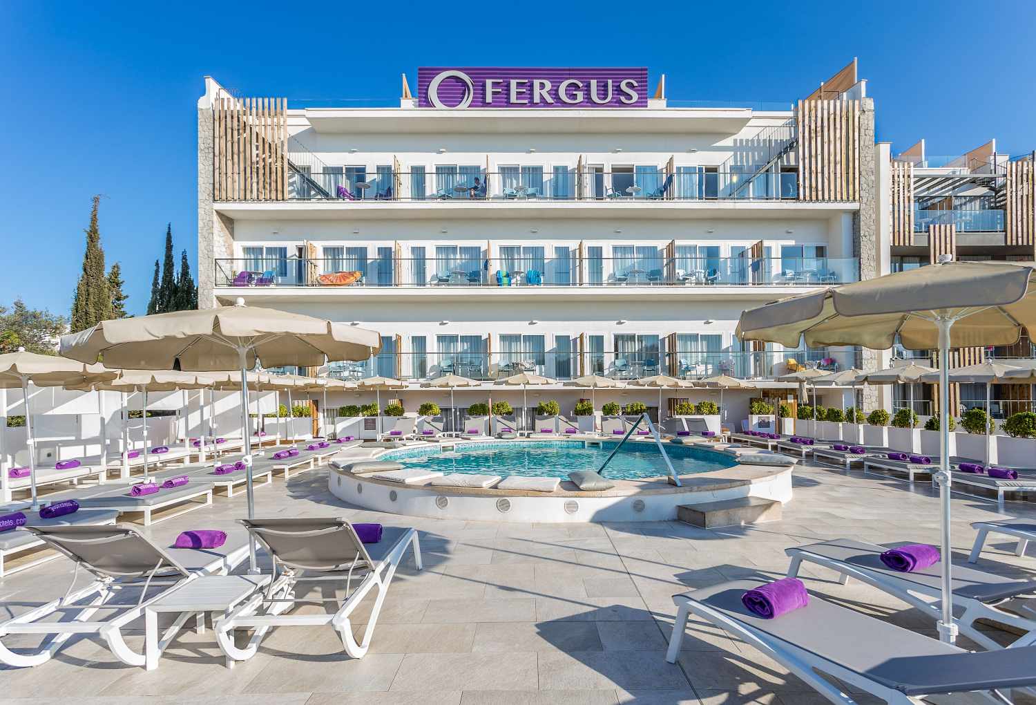 FERGUS Style Palmanova – Terras met ligbedden, Palmanova