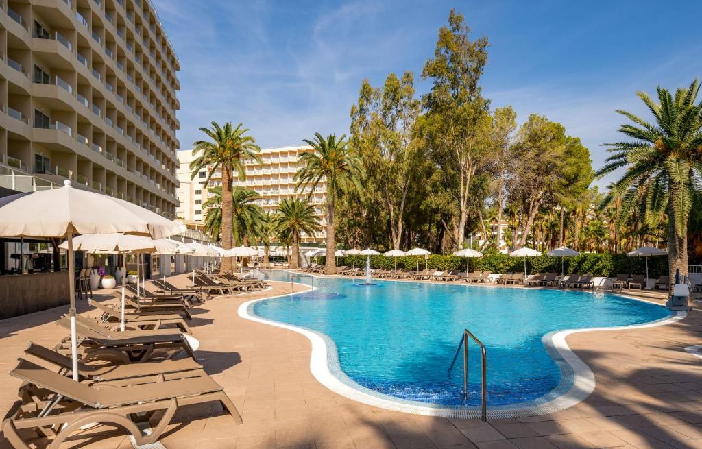 Sol Palmanova - Mallorca – Zwembad tussen bomen, Palmanova