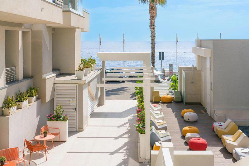 Albatros Beach Hotel – Terras naar strand, Letojanni