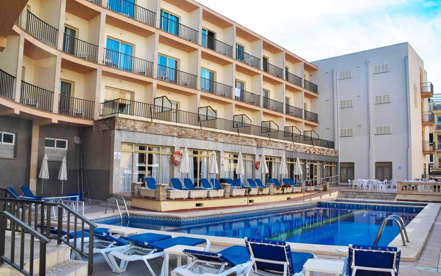 Hotel Iris cover