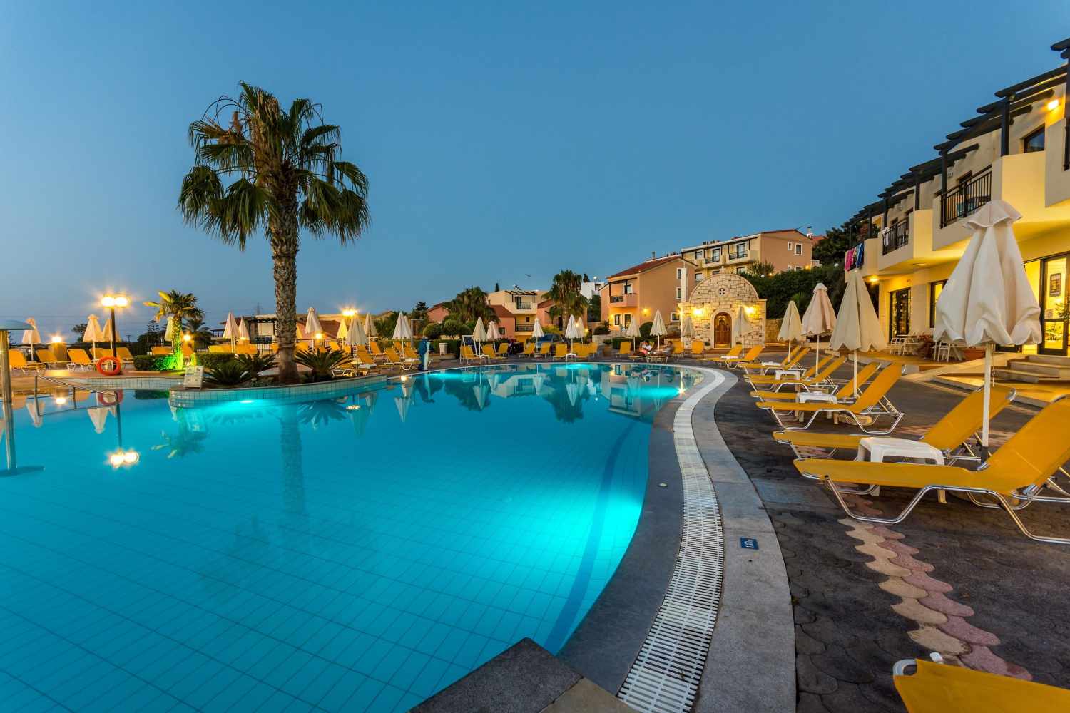 Asterias Village Resort – Zwembad bij avond, Koutouloufari