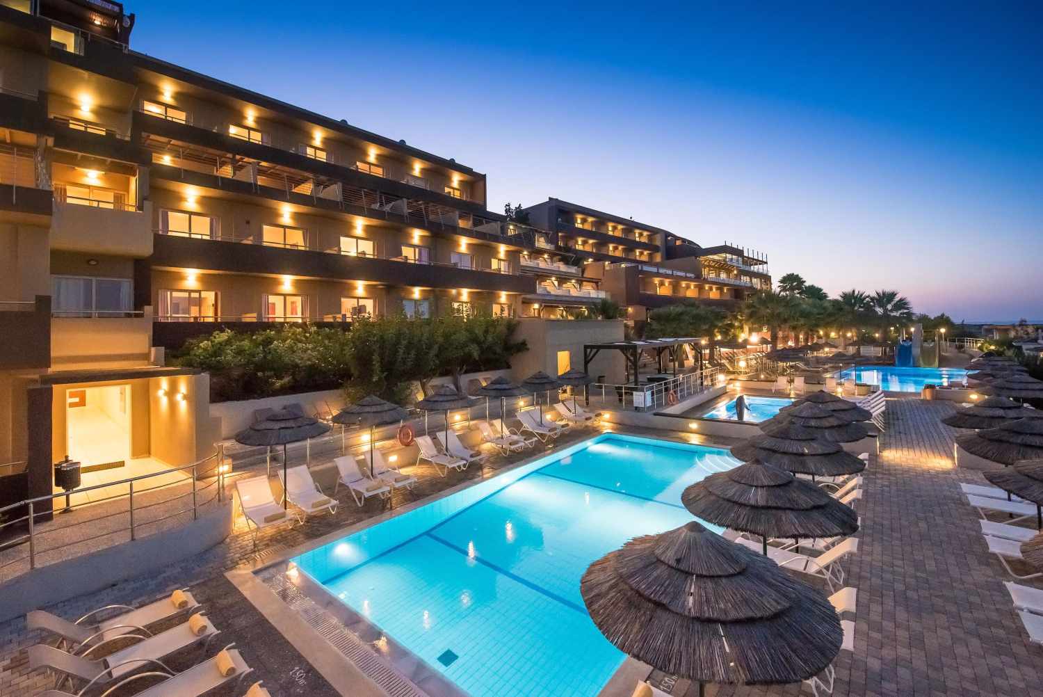 Blue Bay Resort Hotel – Hotel in avondlicht, Agia Pelagia