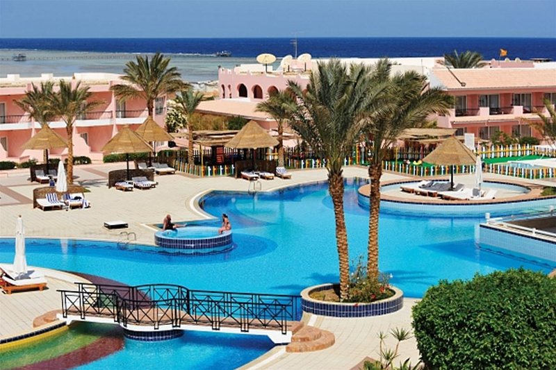 MG Alexander The Great Hotel – Zwembad met palmen, Marsa Alam