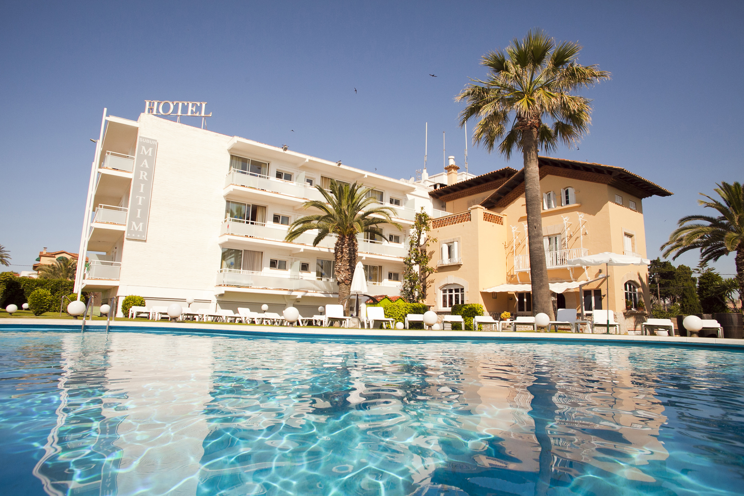Hotel Subur Maritim – Zwembad met hotel en palm, Sitges