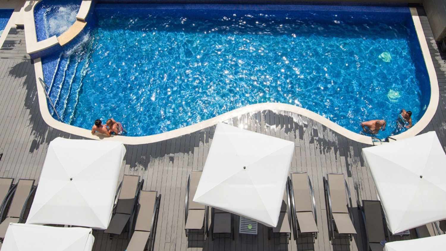 Hotel RH Vinaròs Aura – Zwembad met parasols, Vinarós