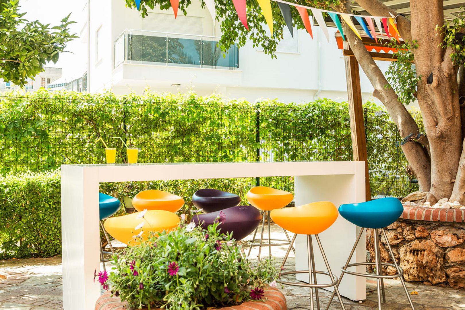 Calimera Sunpark Alanya – Terras met kleurrijke krukken, Alanya
