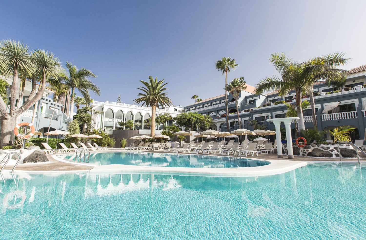 ADRIAN Hoteles Colón Guanahaní – Zwembad met ligbedden, Costa Adeje