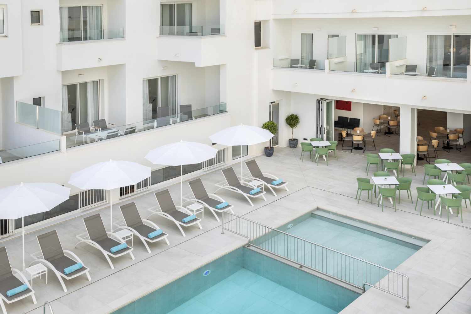 Aparthotel Marina Drach – Zwembad met parasols, Porto Cristo