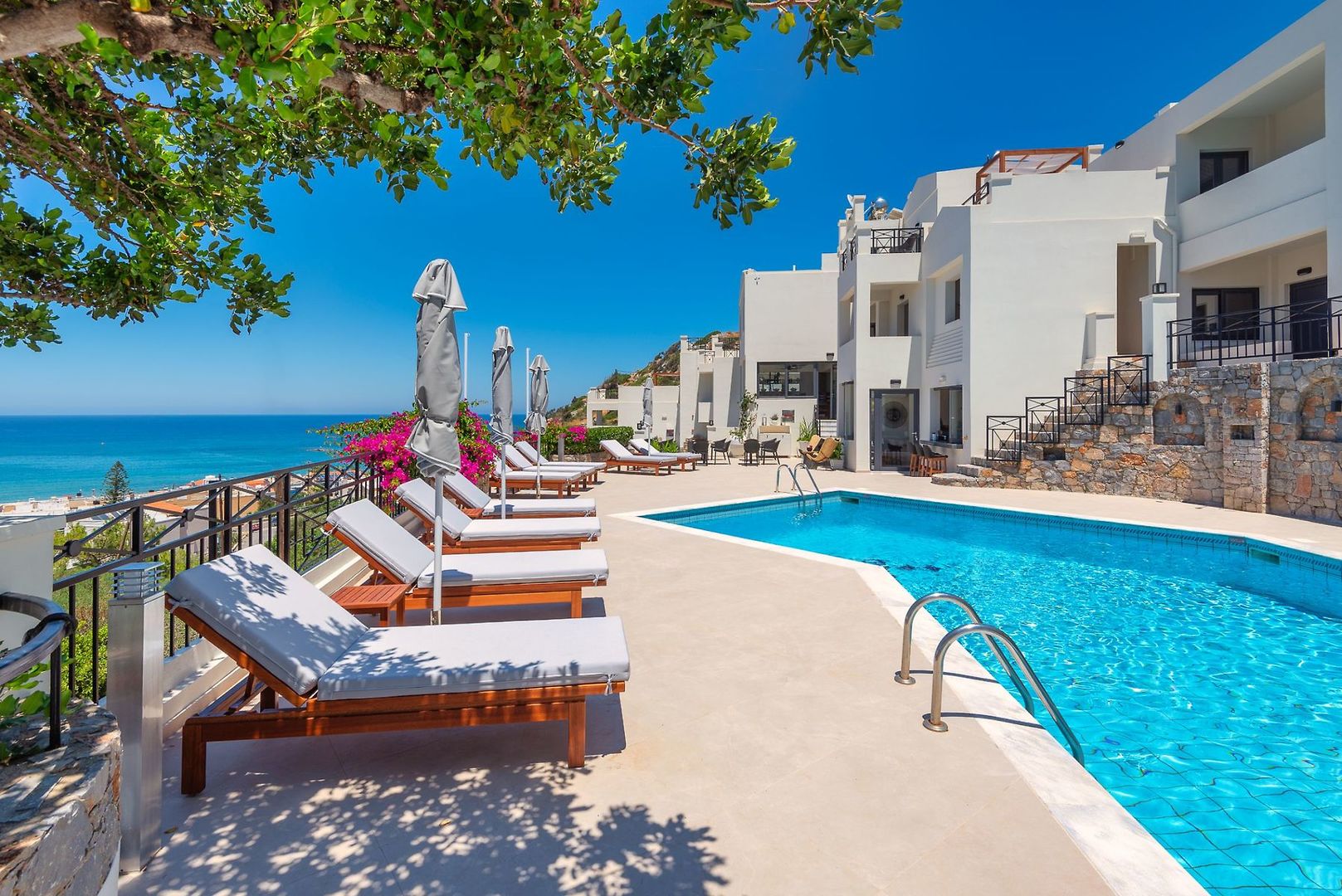 Minois Boutique Hotel – Zwembad met ligbedden, Stalis