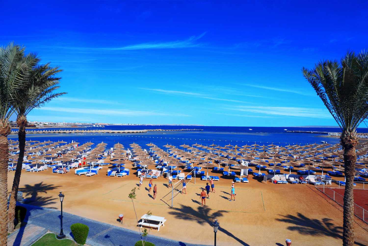Pickalbatros Dana Beach Resort – Strand met parasols, Hurghada