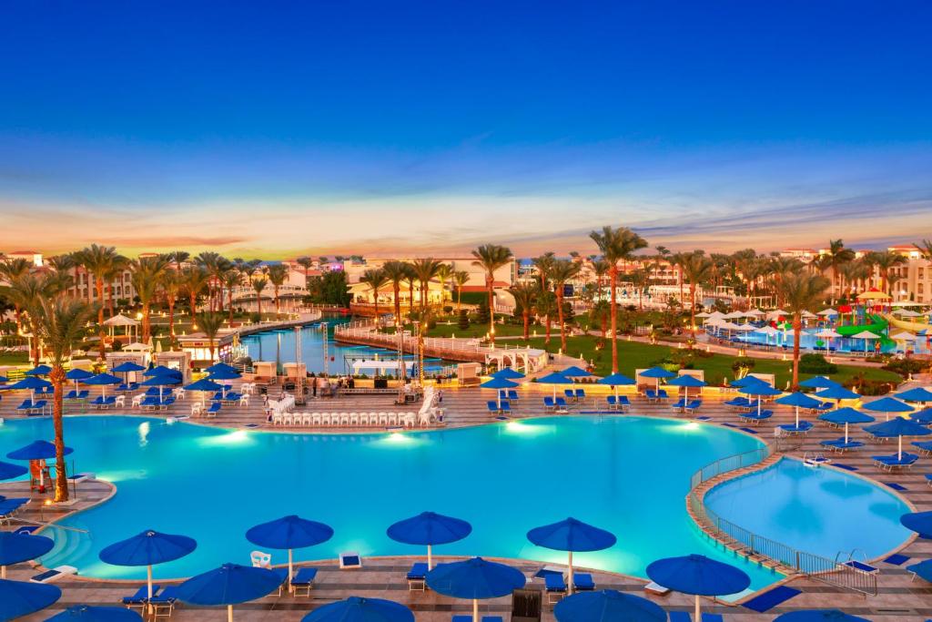 Pickalbatros Dana Beach Resort – Zwembad bij zonsondergang, Hurghada