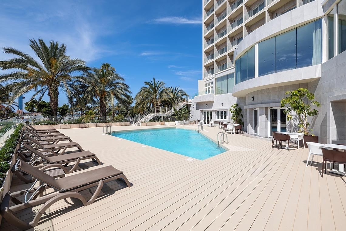 Ohtels Gran Hotel Almería – Ligbedden bij zwembad, Almeria