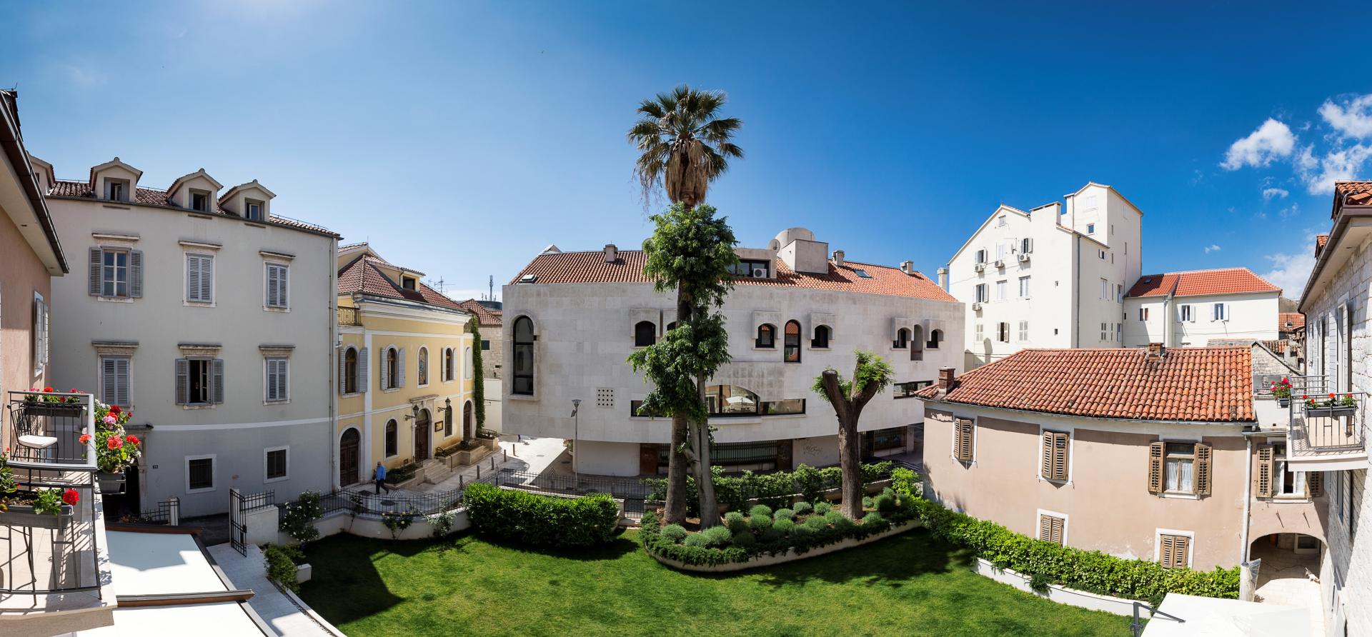 Marul – Binnenplaats met palm, Split